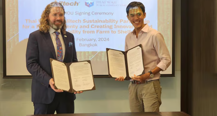 Dr Mark Lyons and Ho Ren Hua signed an MoU